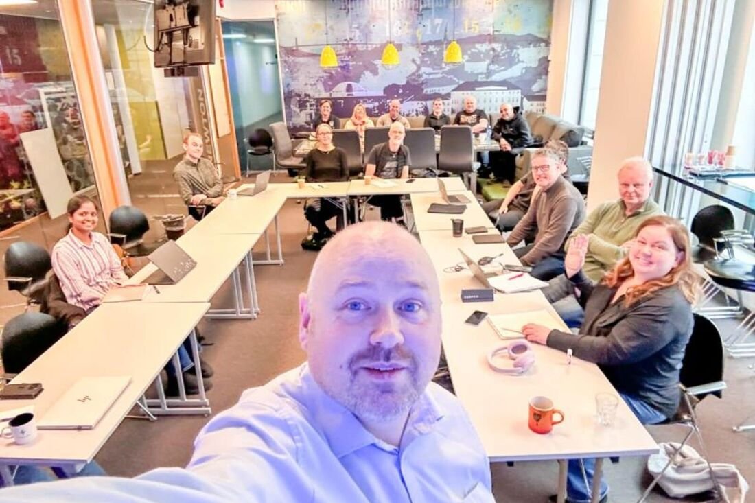 Stig med deltakere på et seminar