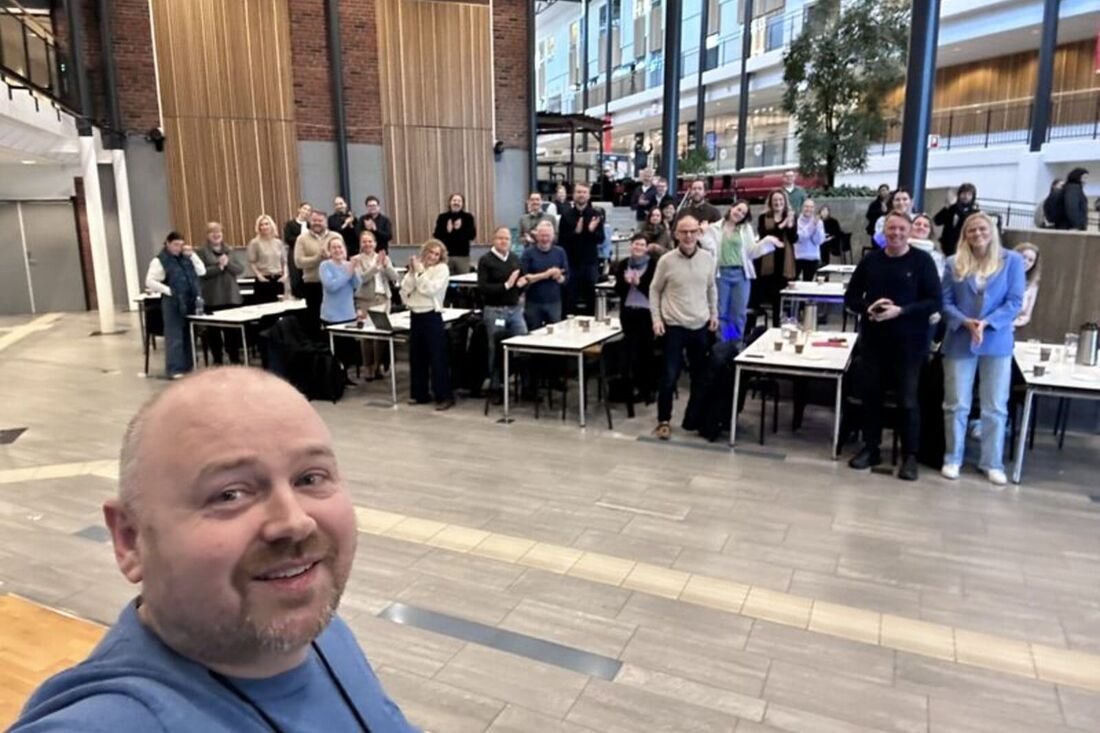 Deltakere samlet til en konferansemiddag
