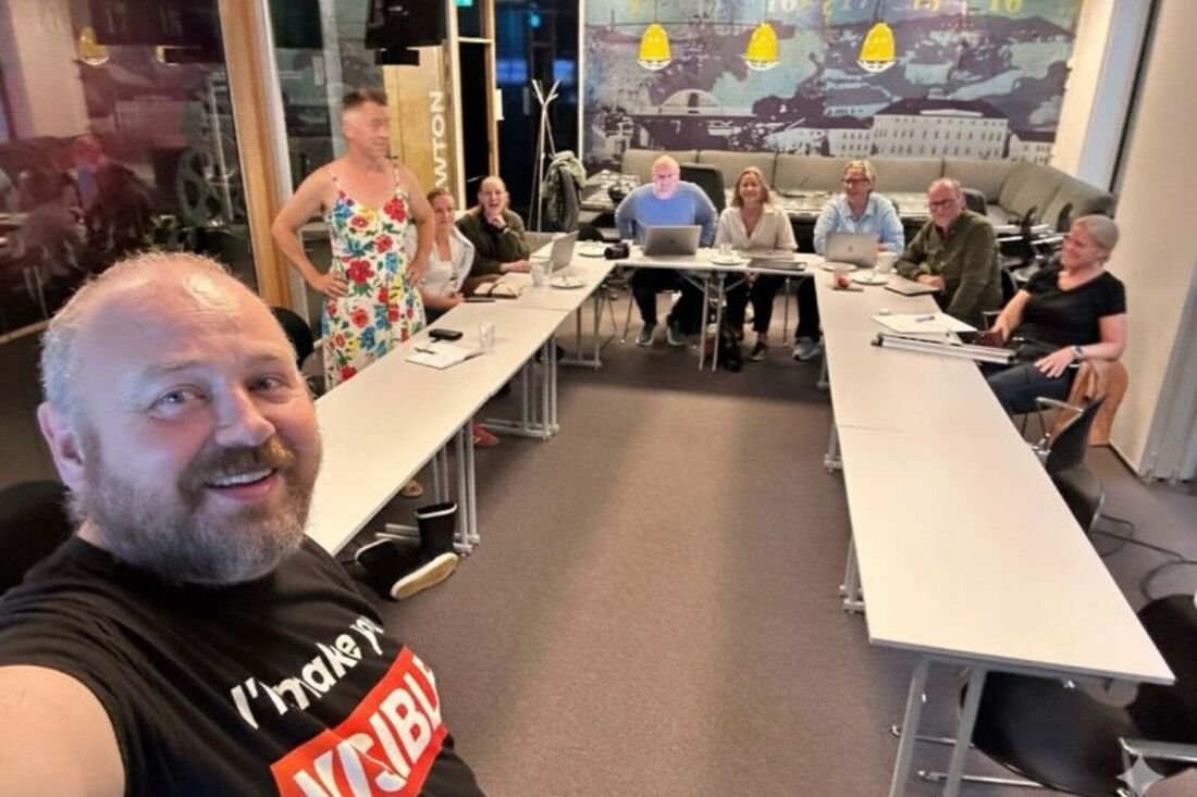Stig på seminar med deltakere langs et langbord