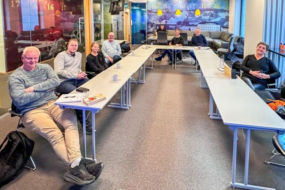 Deltakere rundt et U-formet bord på kurs